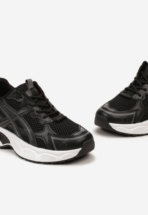 Born2be - Czarne Siateczkowe Sneakersy na Grubej Podeszwie z Ozdobnymi Paskami Axantise. Okazja: na co dzień. Zapięcie: pasek. Kolor: czarny. Sport: fitness