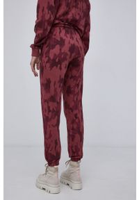 Ellesse Spodnie damskie kolor fioletowy wzorzyste. Kolor: fioletowy. Materiał: dzianina, bawełna