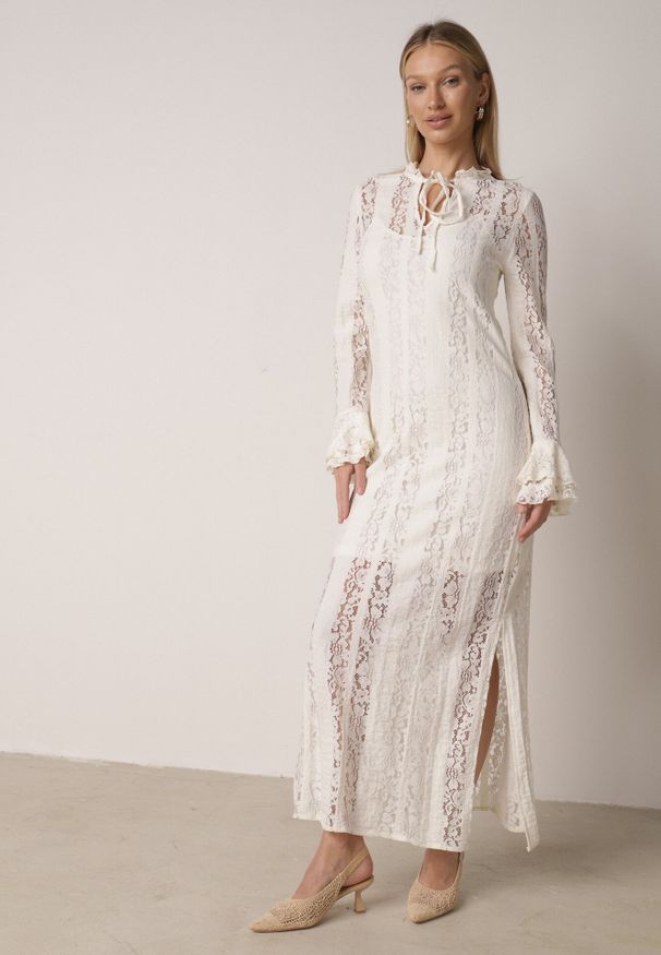 Born2be - Beżowa Koronkowa Sukienka o Taliowanym Kroju z Wiązaniem przy Dekolcie Nevellirae. Kolor: beżowy. Materiał: koronka. Wzór: koronka. Styl: klasyczny, wizytowy