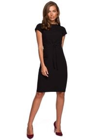 MOE - Minimalistyczna Ołówkowa Sukienka z Przeszyciami - Czarna. Kolor: czarny. Materiał: wiskoza, poliester, elastan. Typ sukienki: ołówkowe