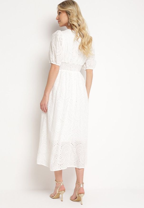 Born2be - Biała Bawełniana Sukienka z Haftowanej Tkaniny z Gumkami w Pasie Folvira. Okazja: na co dzień. Kolor: biały. Materiał: tkanina, bawełna. Długość rękawa: krótki rękaw. Wzór: haft. Typ sukienki: proste. Styl: casual, klasyczny. Długość: midi