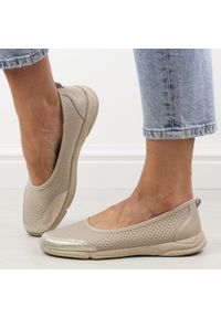 Beżowe lekkie skórzane baleriny damskie Jezzi 3621. Okazja: do pracy, na co dzień, na spacer. Kolor: beżowy. Materiał: skóra. Szerokość cholewki: normalna. Wzór: ażurowy. Sezon: wiosna, lato. Obcas: na obcasie. Styl: elegancki, klasyczny, casual #1