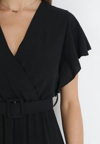 Born2be - Czarna Sukienka z Kopertowym Dekoltem i Paskiem Sizue. Kolor: czarny. Typ sukienki: kopertowe #5