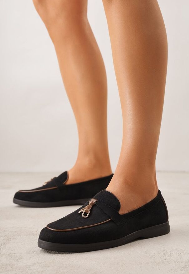 Born2be - Czarne Mokasyny z Imitacji Zamszu Zdobione Aplikacją z Zawieszkami Peleg. Okazja: na spotkanie biznesowe, do pracy. Kolor: czarny. Materiał: zamsz. Wzór: aplikacja. Styl: biznesowy, elegancki
