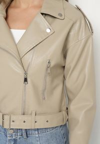 Born2be - Beżowa Kurtka Ramoneska z Klamrami Sesariah. Okazja: na co dzień. Kolor: beżowy. Materiał: jeans. Długość rękawa: krótki rękaw. Długość: krótkie. Sezon: wiosna. Styl: casual, elegancki, rockowy #3