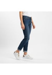 Półbuty damskie Artiker, niski fason sznurowanie sportowy charakter lekka konstrukcja elastyczna podeszwa miękka wkładka, biała, 58C3083. Okazja: na spacer, na co dzień. Zapięcie: sznurówki. Kolor: biały. Materiał: skóra, jeans. Szerokość cholewki: normalna. Wzór: gładki. Sezon: wiosna, lato. Sport: turystyka piesza #9