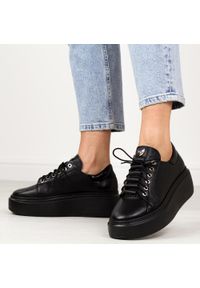 DEONI - Czarne skórzane Polskie sneakersy damskie na platformie Deoni D171. Nosek buta: okrągły. Kolor: czarny. Materiał: skóra. Szerokość cholewki: normalna. Sezon: wiosna, jesień, lato. Obcas: na platformie. Styl: klasyczny, elegancki