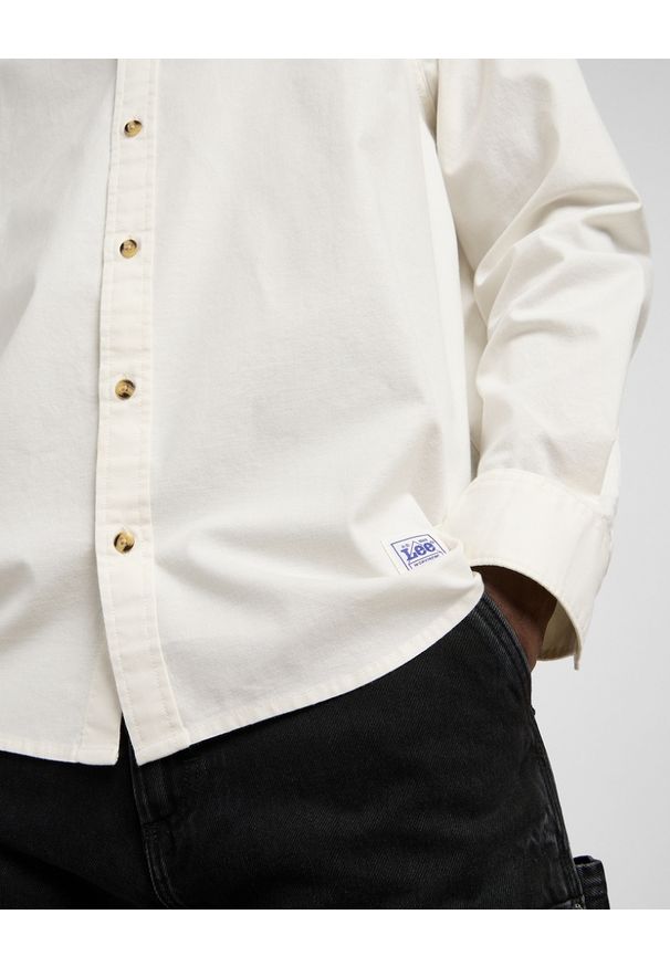 Lee - MESKA KOSZULA LEE NO POCKET BUTTON DOWN ECRU 112370478. Typ kołnierza: button down