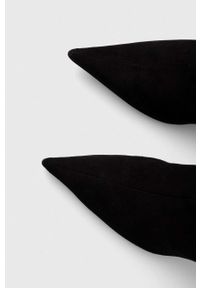 Pinko kozaki zamszowe Lehar damskie kolor czarny na szpilce 102027 A18V Z99. Kolor: czarny. Materiał: zamsz. Szerokość cholewki: normalna. Obcas: na szpilce. Wysokość obcasa: średni #3