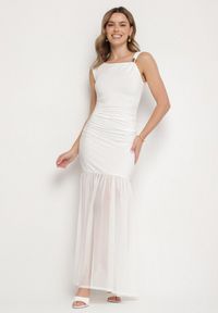Born2be - Biała Koktajlowa Sukienka z Wiskozą Ozdobiona Marszczeniem Galapina. Okazja: na imprezę. Kolor: biały. Materiał: wiskoza. Wzór: aplikacja. Styl: wizytowy #1