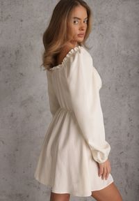 Renee - Jasnobeżowa Gorsetowa Sukienka Hiszpanka Vices z Guzikami i Bufiastymi Rękawami Resena. Typ kołnierza: dekolt gorset, dekolt hiszpanka. Kolor: beżowy. Materiał: bawełna, skóra. Typ sukienki: gorsetowe #4