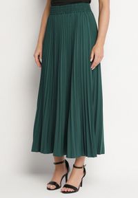 Born2be - Ciemnozielona Spódnica Plisowana o Rozkloszowanym Kroju z Gumką w Talii Sarlimi. Okazja: do pracy, na spotkanie biznesowe, na co dzień. Kolor: zielony. Styl: casual, elegancki, biznesowy
