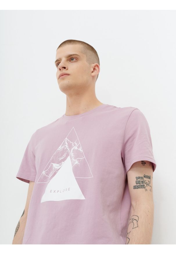 outhorn - T-shirt z nadrukiem męski. Materiał: bawełna, jersey, materiał, elastan. Wzór: nadruk