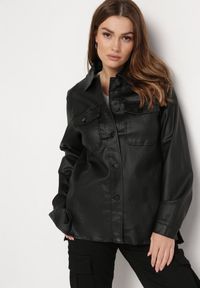 Born2be - Czarna Koszula z Imitacji Skóry Chiphi. Okazja: na co dzień. Typ kołnierza: kołnierzyk klasyczny. Kolor: czarny. Materiał: skóra. Długość rękawa: długi rękaw. Długość: długie. Styl: casual, elegancki, klasyczny #1