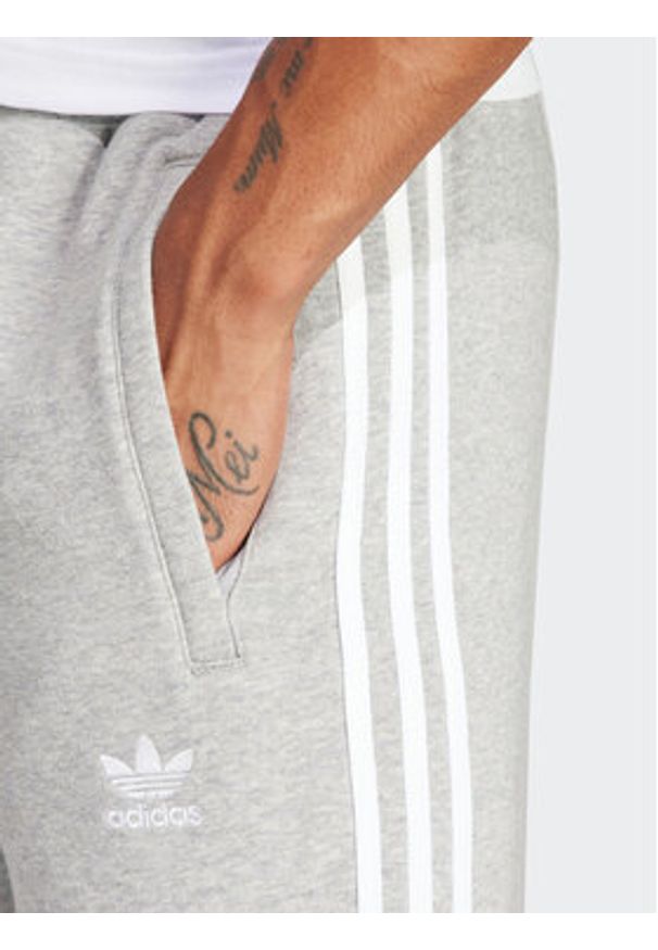 Adidas - adidas Spodnie dresowe adicolor 3-Stripes IM9318 Szary Slim Fit. Kolor: szary. Materiał: syntetyk, bawełna