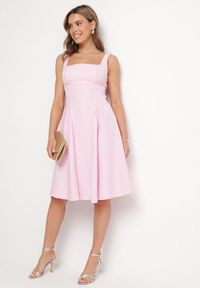 Born2be - Różowa Sukienka Rozkloszowana z Ozdobną Kokardą na Plecach Sonarisea. Typ kołnierza: kokarda. Kolor: różowy. Typ sukienki: rozkloszowane. Styl: klasyczny #2