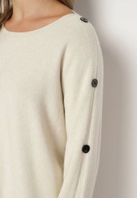 Born2be - Jasnobeżowy Sweter z Dodatkiem Bawełny i Wiskozy z Guzikami na Rękawach Ciasine. Okazja: na co dzień. Kolekcja: plus size. Kolor: beżowy. Materiał: bawełna, wiskoza. Długość rękawa: długi rękaw. Długość: długie. Styl: casual #6