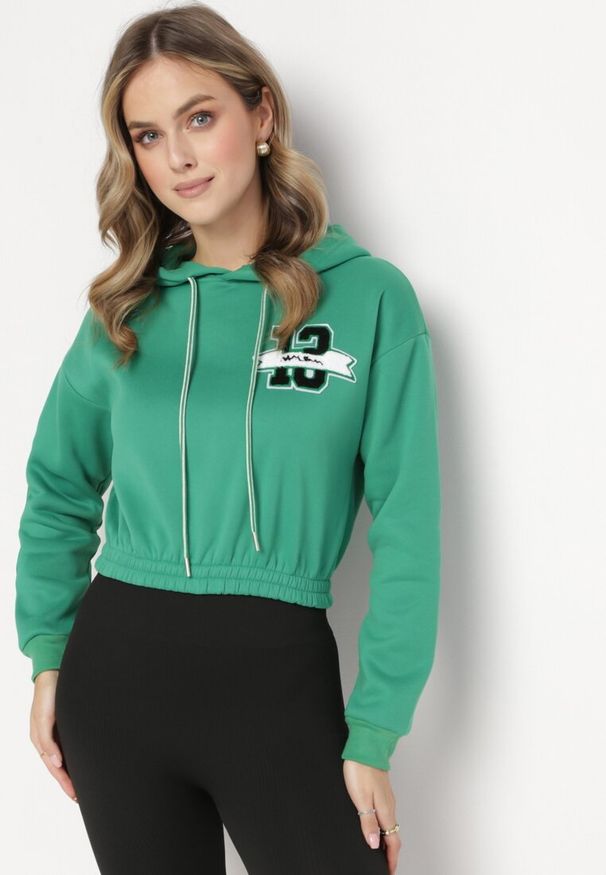 Born2be - Zielona Bluza o Krótkim Fasonie z Kapturem i Ściągaczami oraz Nadrukiem Varel. Typ kołnierza: kaptur. Kolor: zielony. Długość: krótkie. Wzór: nadruk