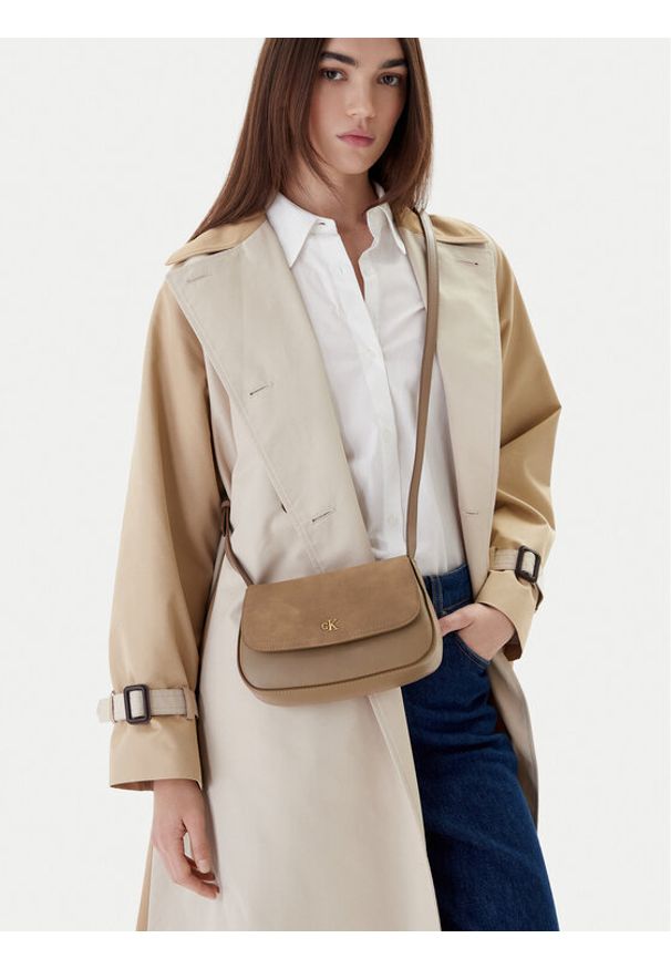 Calvin Klein Torebka Ck Brushed Flap Camera Bag LV04F3409G Beżowy. Kolor: beżowy. Materiał: skórzane