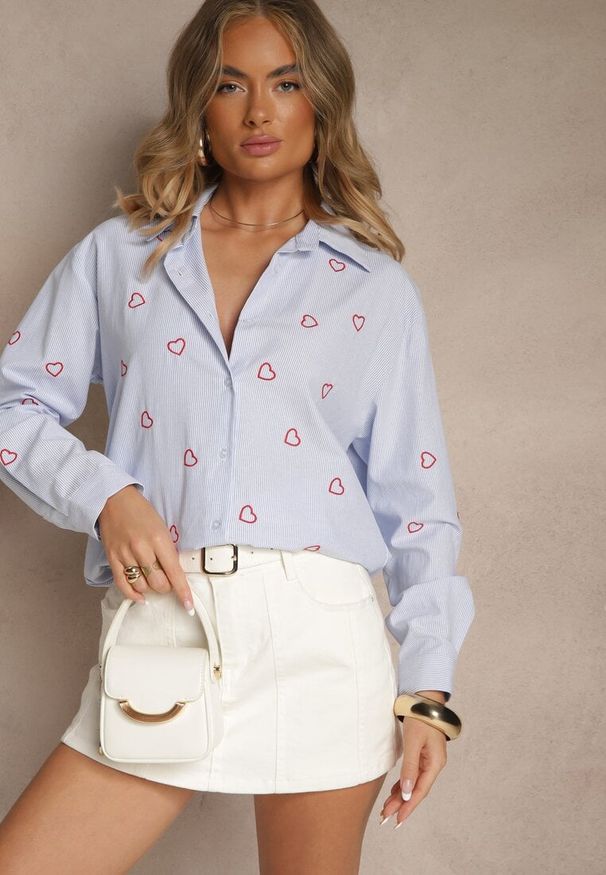 Renee - Niebiesko-Czerwona Koszula Oversize w Prążki Zdobiona Haftem w Serca Nitavela. Okazja: na co dzień. Kolor: niebieski. Materiał: jeans. Długość rękawa: długi rękaw. Długość: długie. Wzór: prążki, aplikacja, haft. Styl: casual, elegancki
