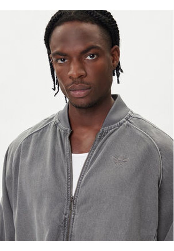 Adidas - adidas Kurtka jeansowa SST adicolor JW5915 Szary Loose Fit. Kolor: szary. Materiał: bawełna