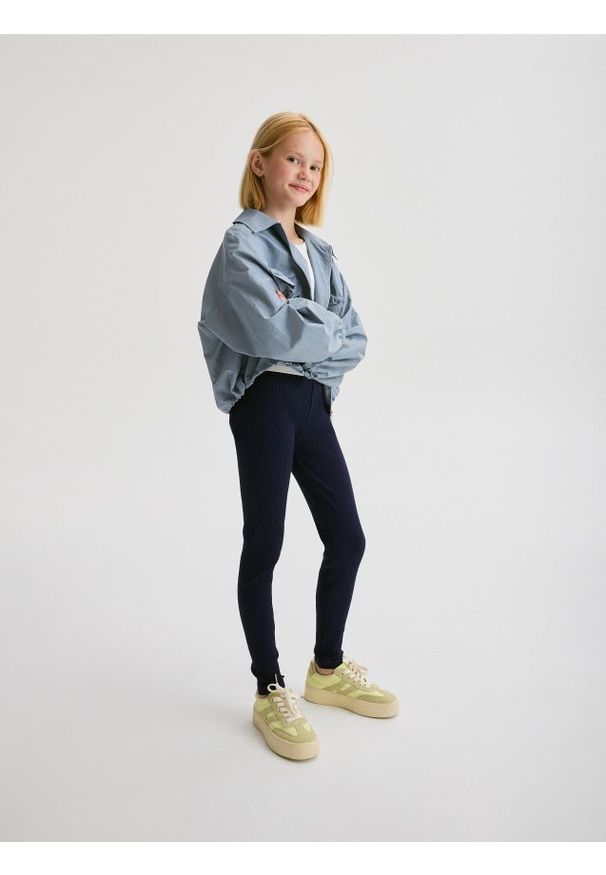 Reserved - Bawełniane legginsy w prążek - granatowy. Kolor: niebieski. Materiał: bawełna. Wzór: prążki