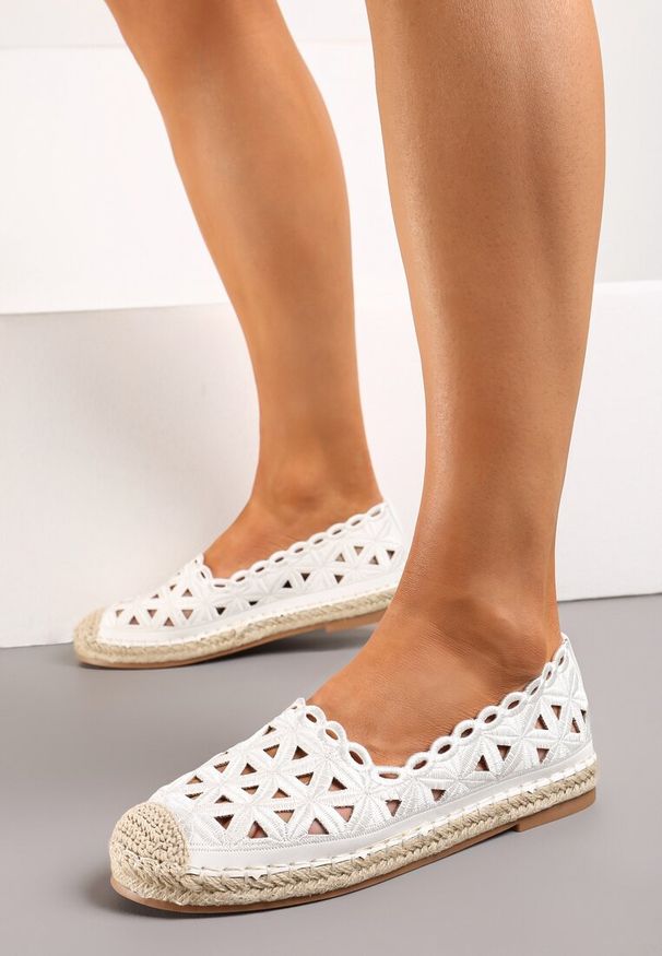 Renee - Białe Ażurowe Espadryle na Płaskiej Plecionej Podeszwie Kueria. Okazja: na imprezę, na co dzień. Kolor: biały. Szerokość cholewki: normalna. Wzór: ażurowy. Sezon: lato. Styl: elegancki, casual