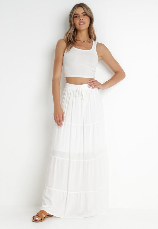 Born2be - Biała Rozkloszowana Spódnica z Bawełny Amalthea. Kolor: biały. Materiał: bawełna, materiał. Wzór: aplikacja. Sezon: wiosna, lato