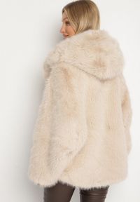 Born2be - Beżowa Kurtka Futerko Oversize z Kapturem Unillea. Okazja: na co dzień. Typ kołnierza: kaptur. Kolor: beżowy. Materiał: futro. Styl: elegancki, casual