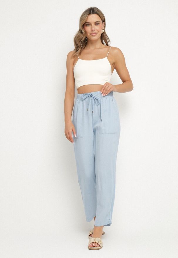 Born2be - Jasnoniebieskie Spodnie z Bawełną Wysokim Stanem i Wiązaniem Zolwia. Okazja: na co dzień. Stan: podwyższony. Kolor: niebieski. Materiał: bawełna. Styl: casual, elegancki, klasyczny