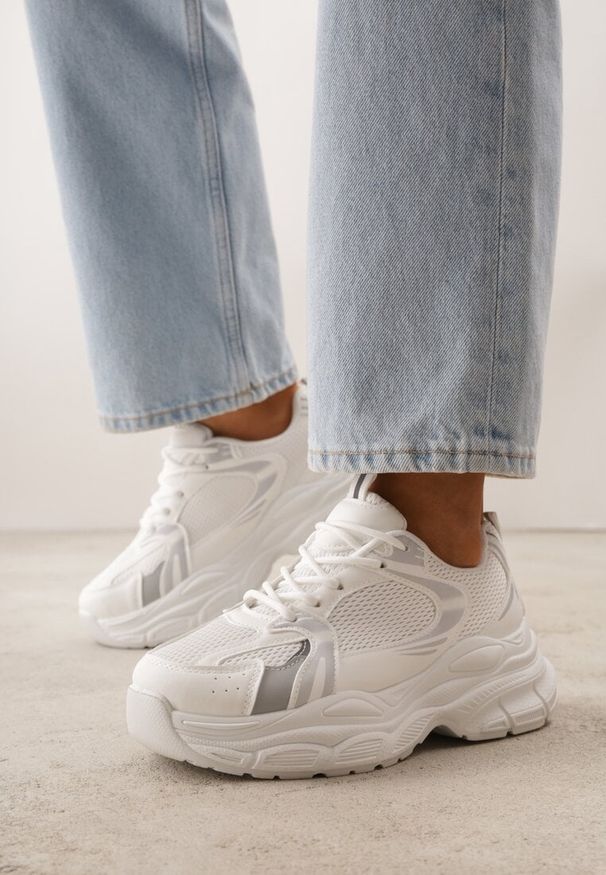Renee - Białe Sneakersy VICES na Geometrycznej Platformie z Perforacją Elinata. Kolor: biały. Materiał: jeans. Wzór: geometria. Sezon: wiosna. Obcas: na platformie. Sport: joga i pilates