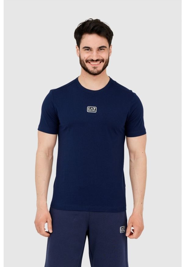 EA7 Emporio Armani - EA7 Granatowy t-shirt męski z naszywką z logo, Rozmiar S. Kolor: niebieski. Wzór: aplikacja