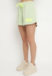 Born2be - Jasnozielony Komplet Oversize z Wiskozą T-shirt i Szorty z Nadrukiem Liravella. Kolor: zielony. Materiał: wiskoza. Wzór: nadruk