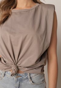 Born2be - Beżowy Bawełniany Top Oversize Bez Rękawów z Wiązaniem i Poduszkami w Ramionach Apixie. Okazja: na co dzień. Kolor: beżowy. Materiał: bawełna. Długość rękawa: bez rękawów. Styl: elegancki, casual #3