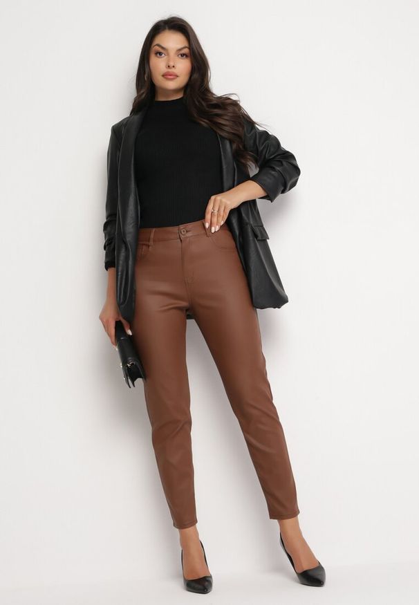 Born2be - Jasnobrązowe Spodnie z Wysokim Stanem z Ekoskóry Rowinna. Okazja: na spotkanie biznesowe, do pracy, na co dzień. Stan: podwyższony. Kolor: brązowy. Materiał: skóra. Styl: elegancki, casual, klasyczny, biznesowy