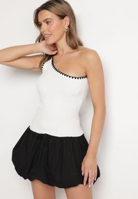 Born2be - Biała Asymetryczna Sukienka o Kroju Bombki z Kontrastującą Lamówką Amoiane. Okazja: na co dzień. Kolor: biały. Materiał: poliester. Typ sukienki: bombki, asymetryczne. Styl: elegancki, casual #7