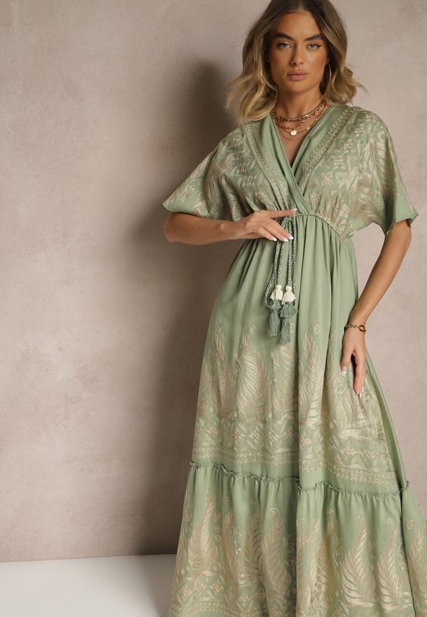 Renee - Zielona Wiskozowa Sukienka Boho o Kopertowym Kroju z Metalicznym Haftem Redeselle. Okazja: na co dzień. Typ kołnierza: dekolt w serek. Kolor: zielony. Materiał: wiskoza. Wzór: haft. Typ sukienki: kopertowe. Styl: boho