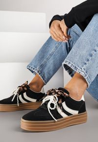 Renee - Czarne Sneakersy Tenisówki na Tłoczonej Platformie Ozdobione Perłami Ashinne. Okazja: na co dzień. Kolor: czarny. Wzór: aplikacja. Obcas: na platformie