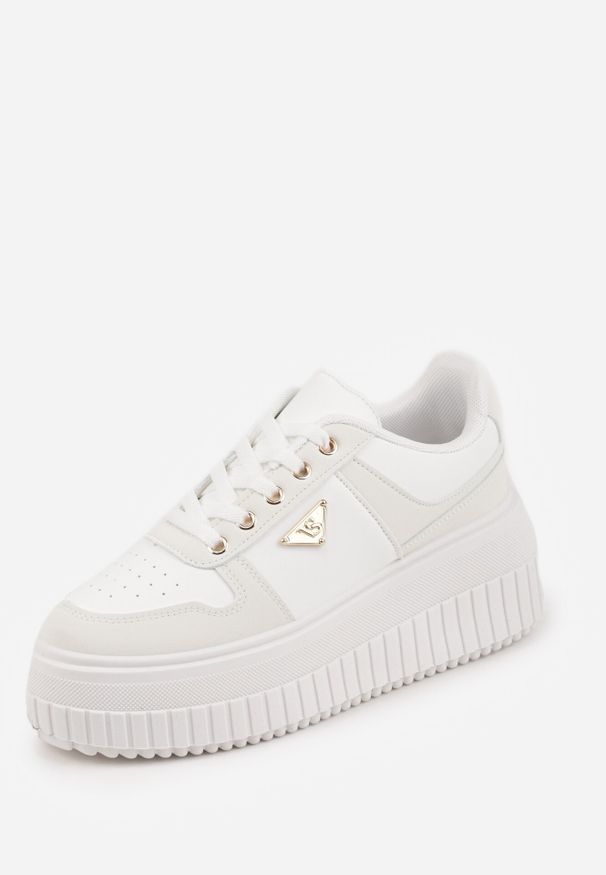 Born2be - Białe Sneakersy VICES na Grubej Podeszwie z Tłoczeniami Zdobione Aplikacją Cezara. Okazja: na co dzień, do pracy. Kolor: biały. Materiał: jeans. Wzór: aplikacja
