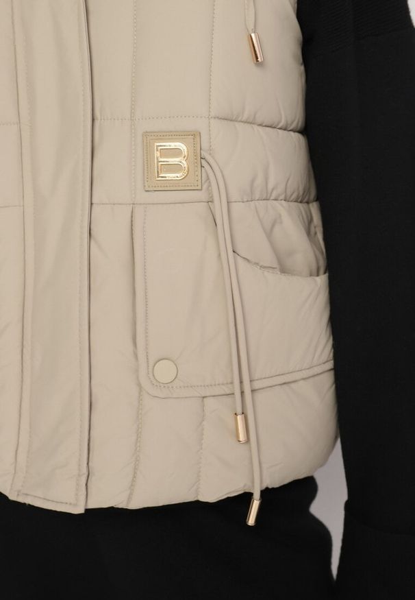 Born2be - Beżowa Pikowana Kamizelka z Odpinanym Kapturem i Metalicznymi Aplikacjami Tintira. Okazja: na co dzień, na spacer. Kolor: beżowy. Materiał: tkanina, jeans. Wzór: aplikacja. Styl: casual, klasyczny