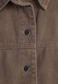 Born2be - Brązowa Bawełniana Kurtka Jeansowa o Koszulowym Kroju z Kieszeniami Senryss. Okazja: na co dzień. Kolor: brązowy. Materiał: jeans, bawełna. Styl: casual #8