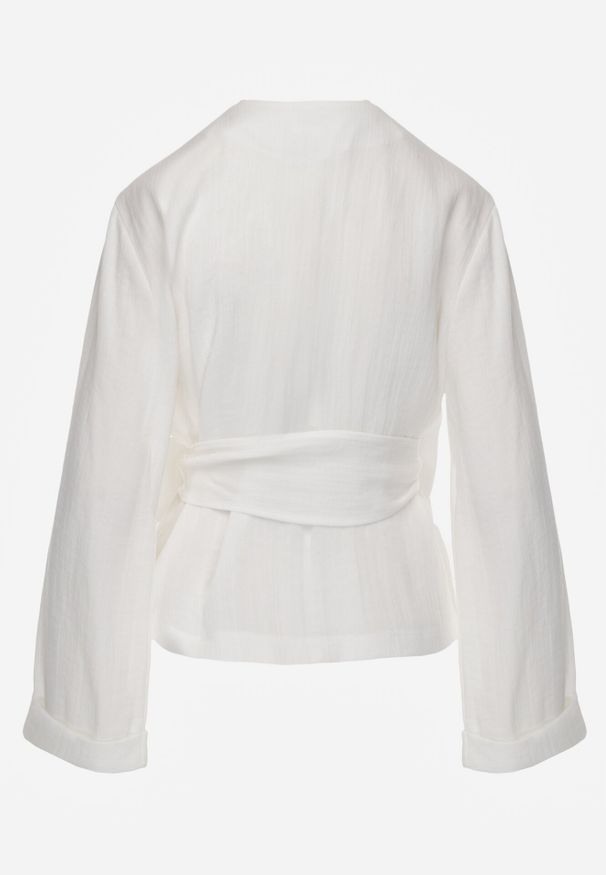 Born2be - Biała Kopertowa Bluzka z Wiskozy Ozdobiona Wiązaniem Velanitte. Okazja: na co dzień. Kolor: biały. Materiał: wiskoza. Wzór: aplikacja. Styl: elegancki, casual, wizytowy