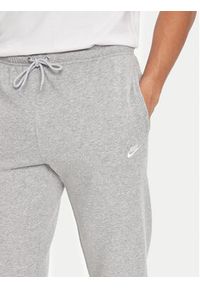 Nike Spodnie dresowe Club Fleece FN3801 Szary Regular Fit. Kolor: szary. Materiał: bawełna