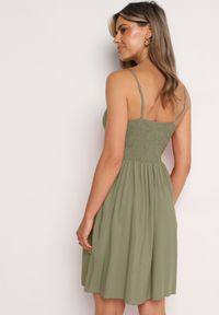 Born2be - Ciemnozielona Bawełniana Sukienka na Cienkich Regulowanych Ramiączkach z Kopertowym Dekoltem Pennea. Okazja: na co dzień. Typ kołnierza: dekolt kopertowy. Kolor: zielony. Materiał: bawełna. Długość rękawa: na ramiączkach. Typ sukienki: kopertowe. Styl: elegancki, sportowy, casual #4