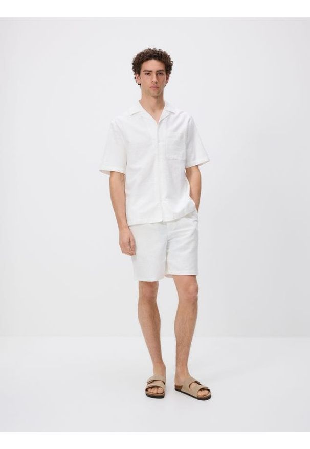 Reserved - Lniane szorty jogger - biały. Kolor: biały. Materiał: len