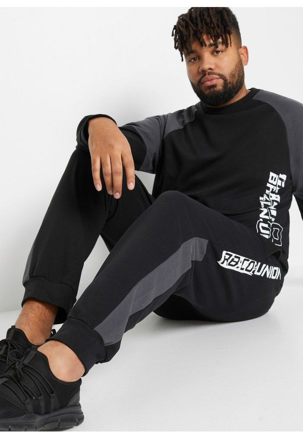 bonprix - Spodnie sportowe z poliestru z recyklingu. Kolor: czarny. Materiał: poliester. Wzór: napisy. Styl: sportowy