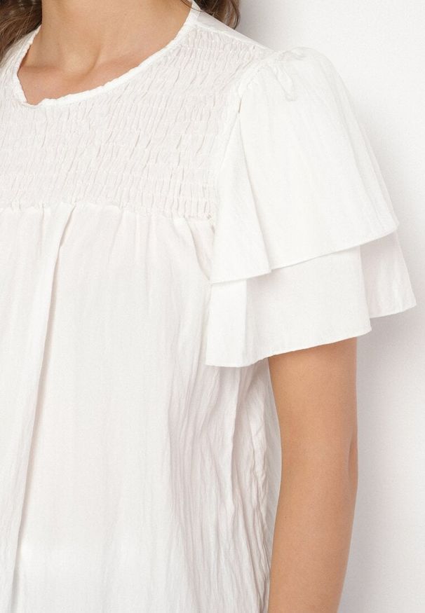 Born2be - Biała Bluzka z Wiskozą o Trapezowym kroju z Falbankami i Elastyczną Wstawką Dorlimi. Okazja: na co dzień. Typ kołnierza: kołnierz z falbankami. Kolor: biały. Materiał: wiskoza. Styl: elegancki, casual