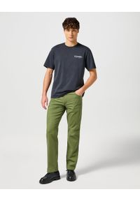 Wrangler - WRANGLER MĘSKIE SPODNIE MATERIAŁOWE TEXAS DUSTY OLIVE 112358215 W121018011. Materiał: materiał #6