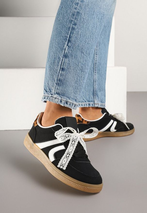 Renee - Czarne Sneakersy Typu Kultowe Tenisówki z Ozdobną Odpinaną Kokardą Korilinda. Okazja: na co dzień. Kolor: czarny. Materiał: jeans