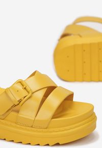 Renee - Żółte Sandały Deinaleia. Nosek buta: okrągły. Zapięcie: pasek. Kolor: żółty. Wzór: gładki, paski, jednolity. Obcas: na platformie #3